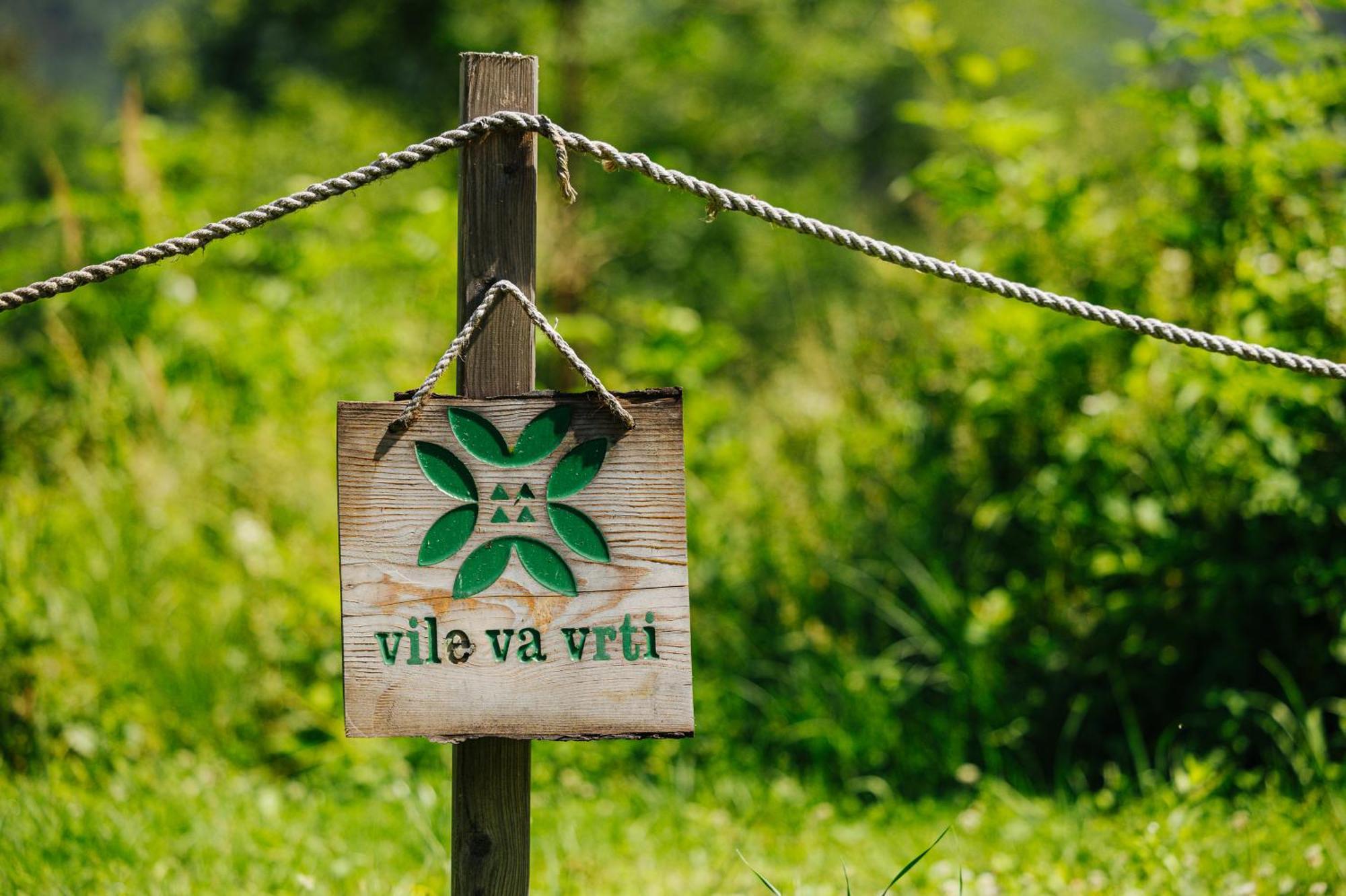 Gozdne Vile Va Vrti Kostel Zewnętrze zdjęcie